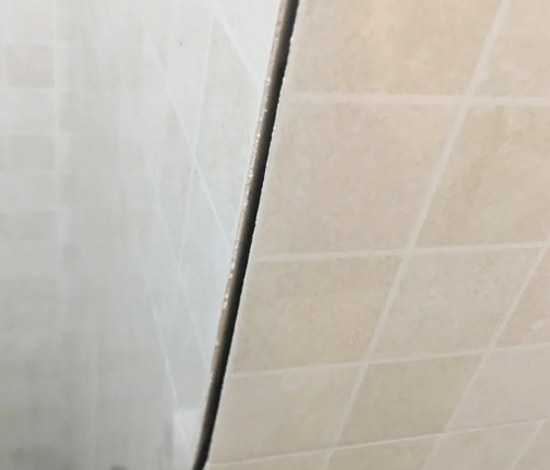 察哈尔右翼后瓷砖空鼓维修公司分享阳台瓷砖脱落的修复过程可以分为以下几个步骤