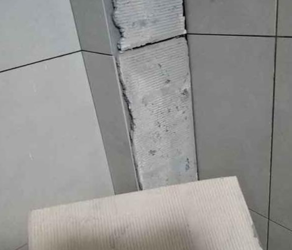 察哈尔右翼后瓷砖空鼓维修公司分享下厨房瓷砖脱落的补救措施。